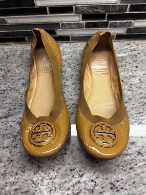 Tory Burch Tan Patent Leather Logo Ballet Flats size 6.5